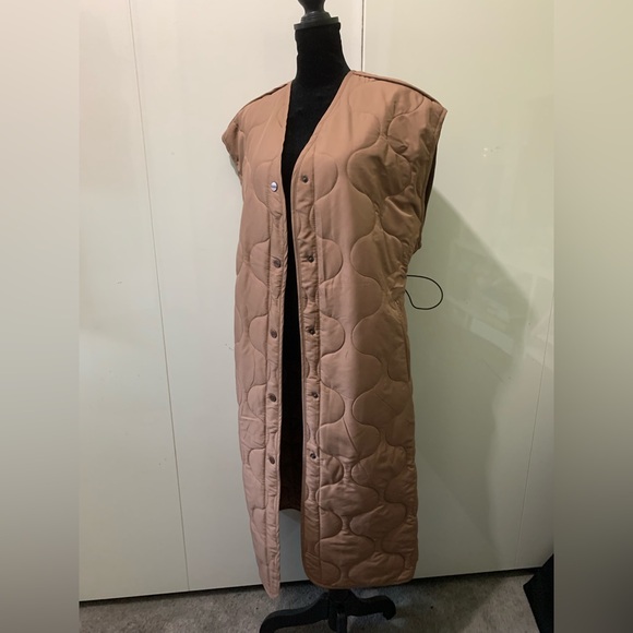 Quilted warm vest. Gift someone u love, stylish Soft light warm when u  need it - Picture 16 of 16